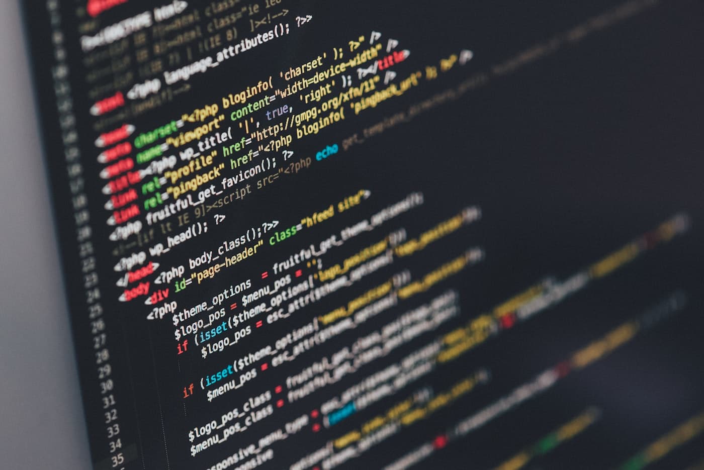 Pantalla con código durante el desarrollo de software a medida en Chile
