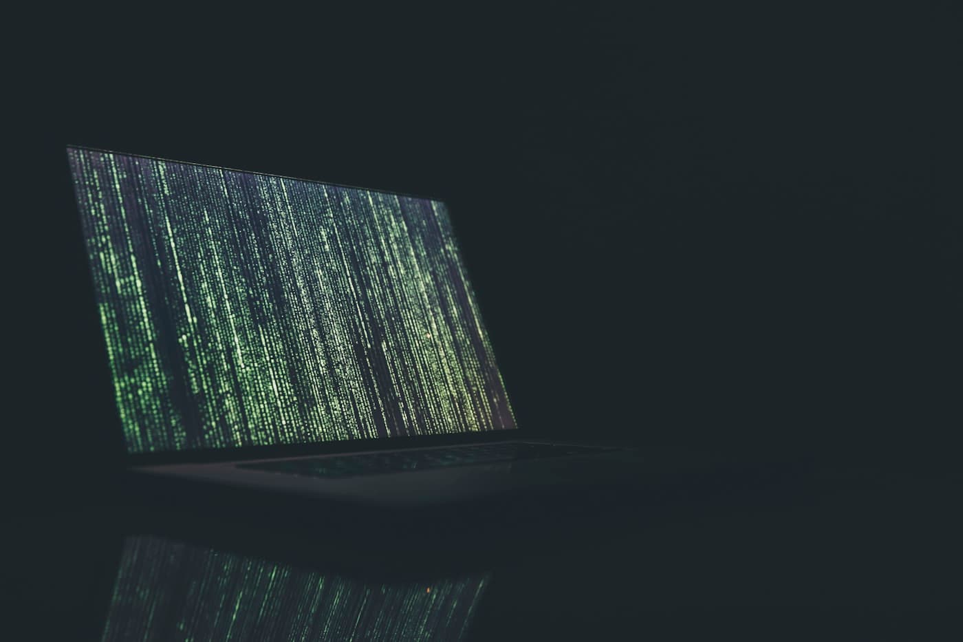 Candado digital sobre código representando la ciberseguridad en pymes